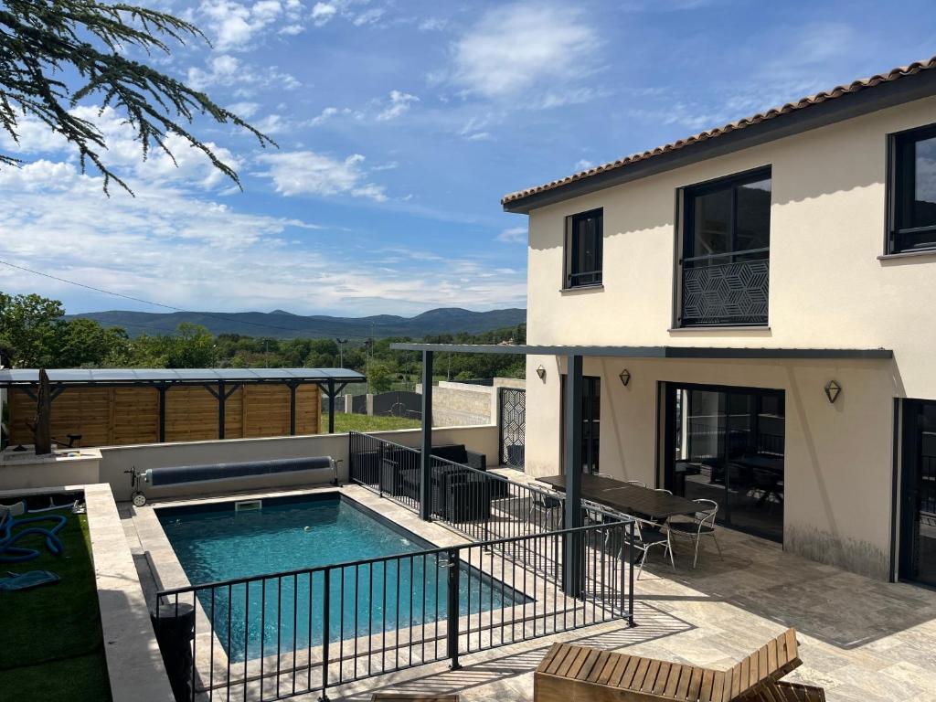 a villa with a swimming pool and a house at Villa privée piscine en Provence in Rougiers