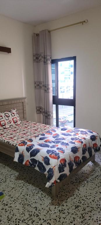 Mollah في أبوظبي: غرفة نوم مع سرير مع بطانية بقر عليه