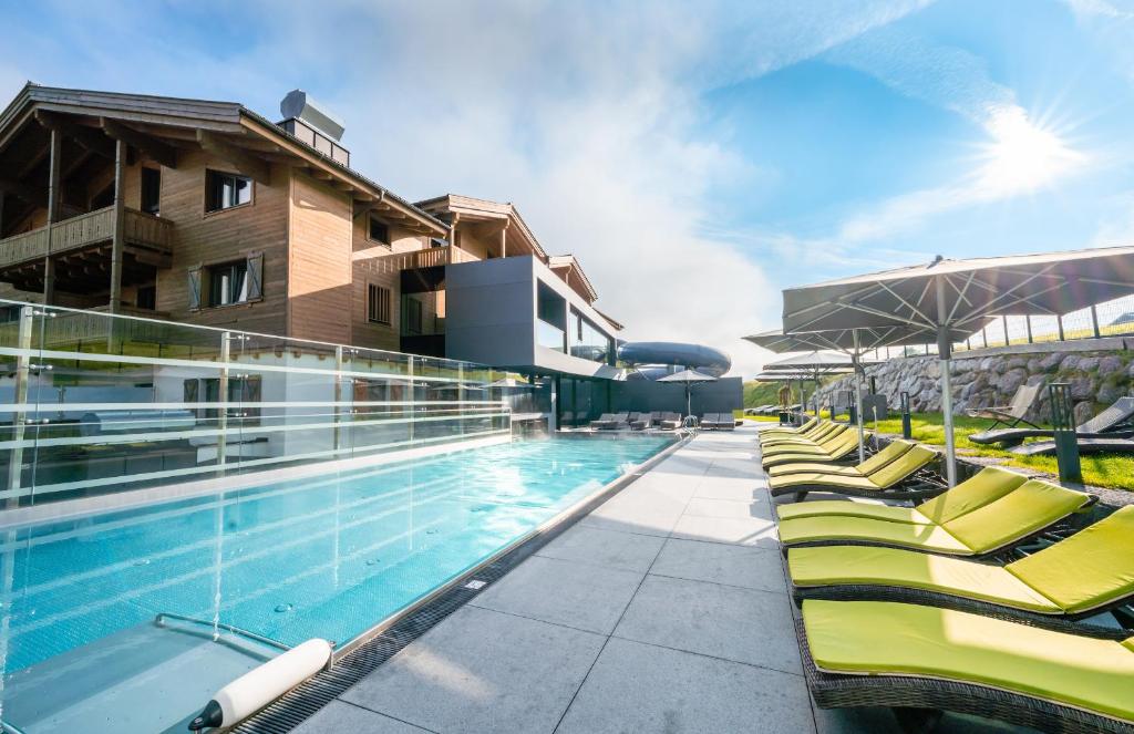 Бассейн в Hotel Riederalm или поблизости