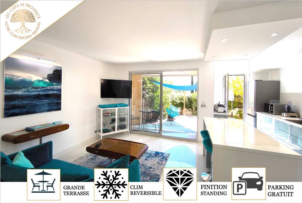 un salon avec un canapé bleu et une cuisine dans l'établissement Le Riva - Standing, Parking, Piscine, Terrasse, à Cassis