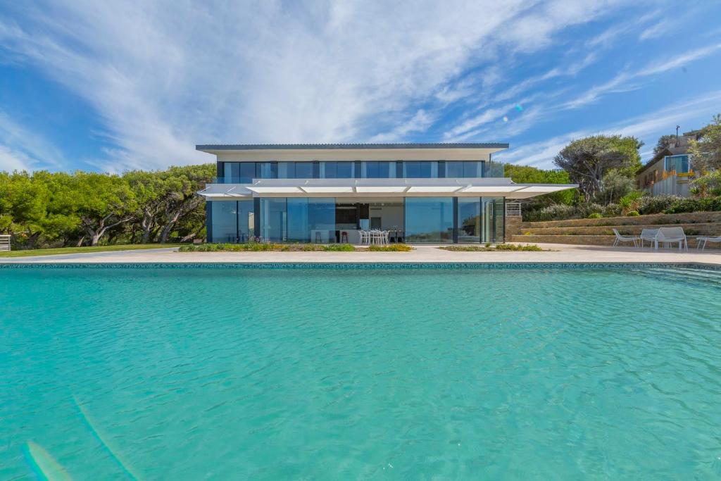 une maison avec une piscine devant une maison dans l'établissement Villa luxe Port d'Alon, à Saint-Cyr-sur-Mer