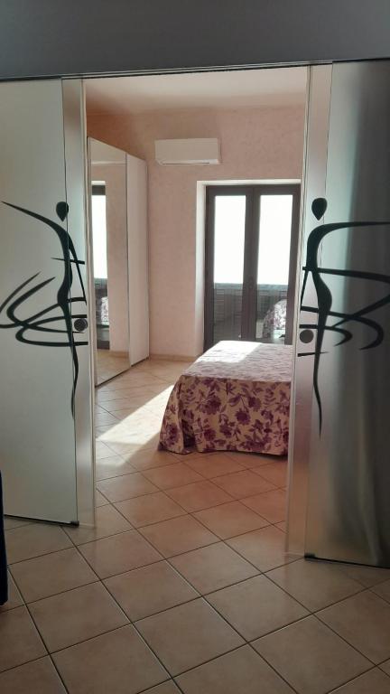 un dormitorio con una cama en una habitación en Anna's apartment - Milazzo, en Milazzo