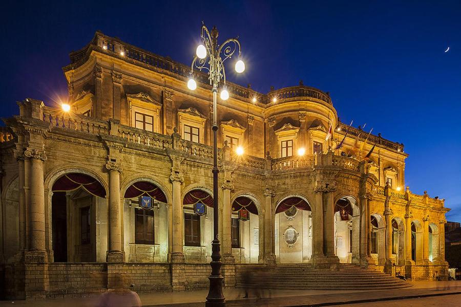 a large building with a street light in front of it at Le Tre Rose di Maria in Noto