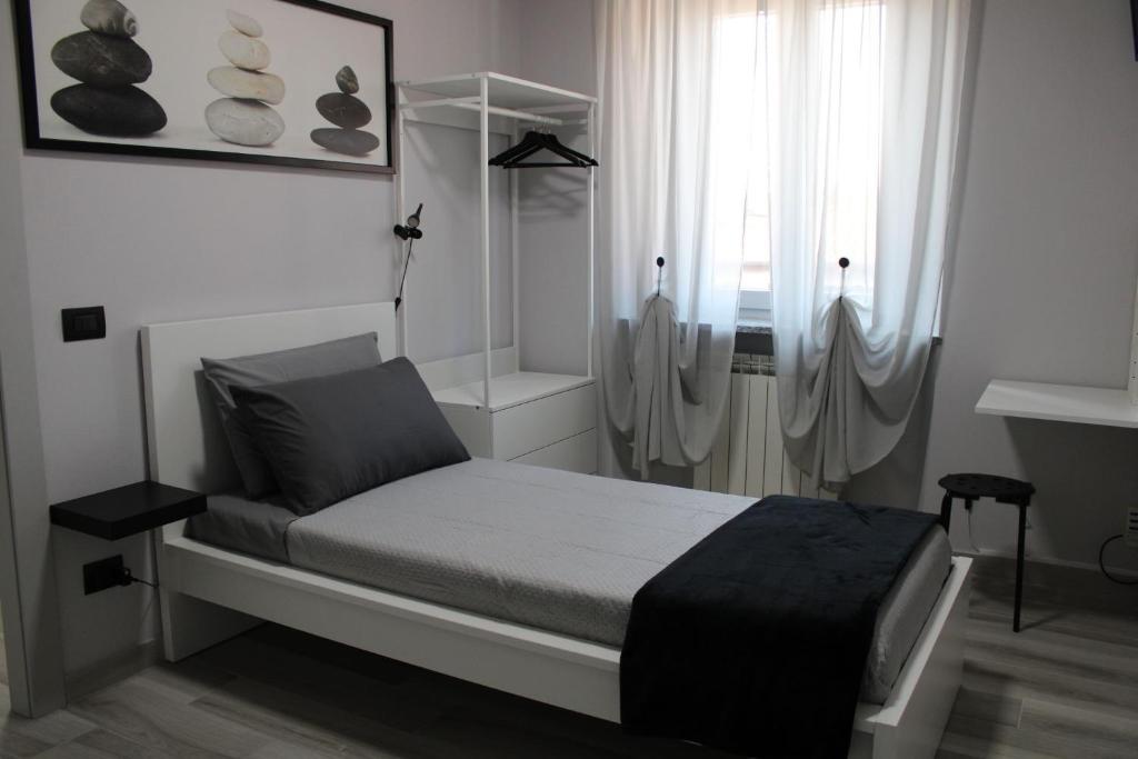 a small bedroom with a bed and a window at la luna blu malpensa camera singola zen in Somma Lombardo