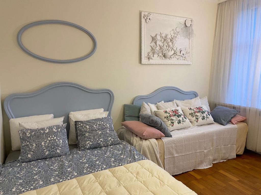 1 dormitorio con cama, sofá y espejo en Kwatera Prywatna Maja en Sopot