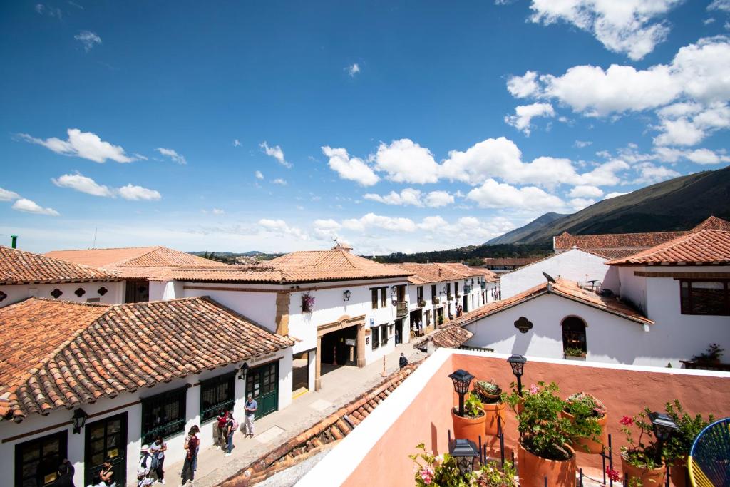 uitzicht op een stad met bergen op de achtergrond bij Sie Casa Hotel in Villa de Leyva