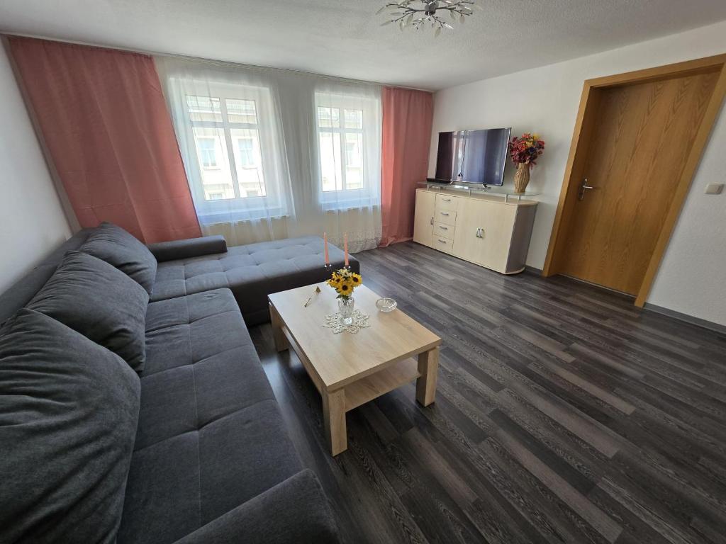 a living room with a couch and a table at Ferienwohnung Flonta in Mittweida