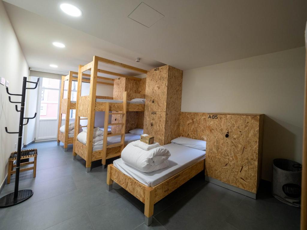 Zimmer mit 4 Etagenbetten in einem Zimmer in der Unterkunft LUMEN ALBERGUE in Mondoñedo