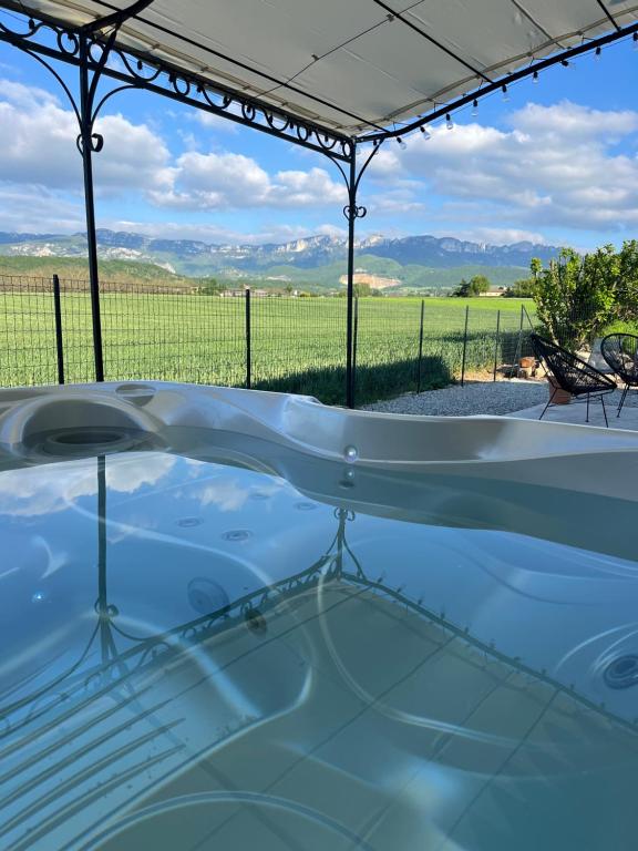 - une piscine avec vue sur un champ dans l'établissement La placette, à Marches