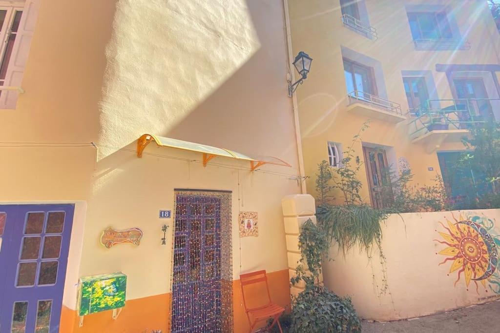 un bâtiment avec une porte devant lui dans l'établissement Petite Maison de Resource avec Cuisine, à Rennes-les-Bains