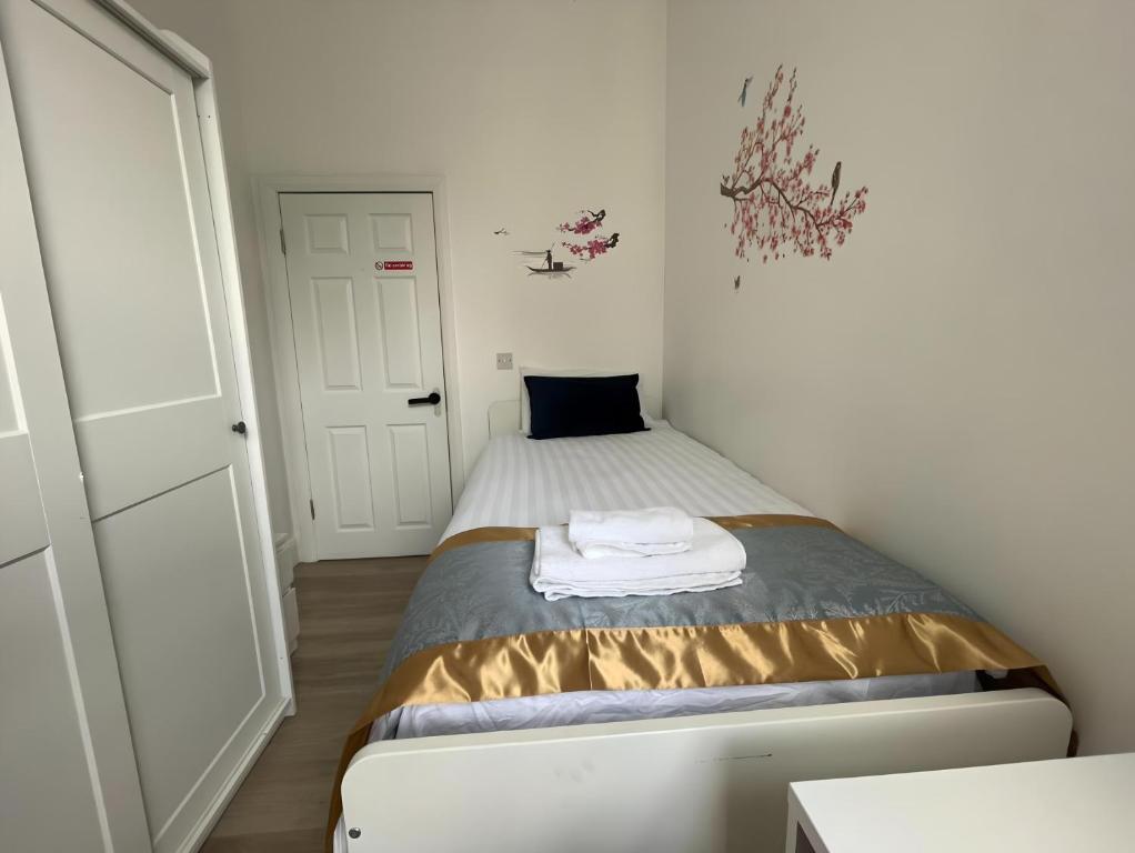 a small bedroom with a bed in a room at Cork city En-suite Single room in Cork