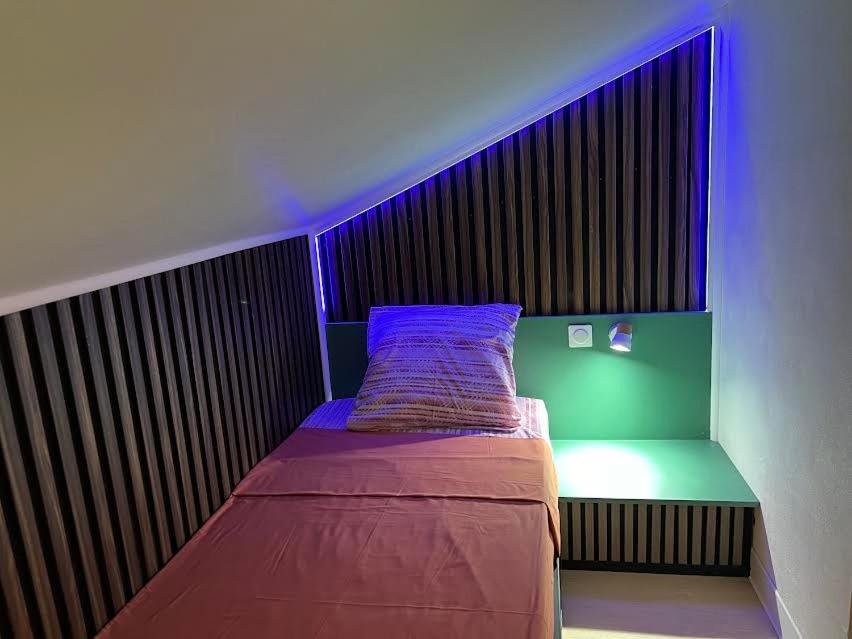 Postel nebo postele na pokoji v ubytování GITE PEI LA VANILLE "Studio Duplex TI Kaz"