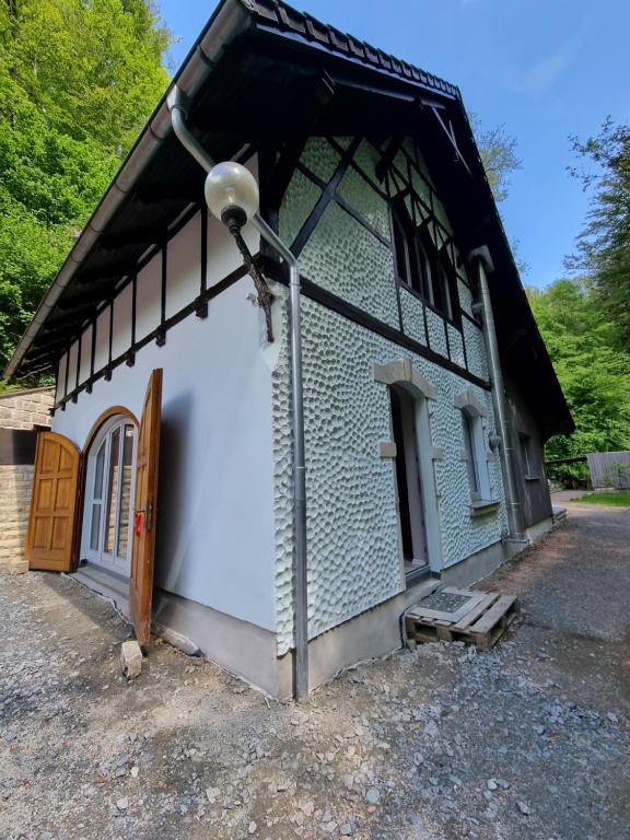 ein kleines blau-weißes Gebäude mit einer Tür in der Unterkunft Ferienhaus zum Wehlener Grund in Stadt Wehlen