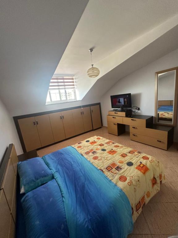 1 dormitorio con 1 cama grande y TV en 1bedroom holiday apartment with amazing view Golem,Durres en Golem