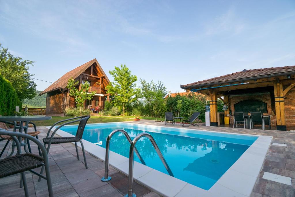 una imagen de una piscina en una casa en Una Rose, en Bihać