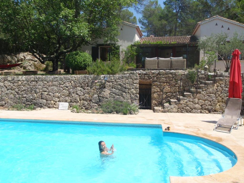 une femme nage dans une piscine dans l'établissement La cachette, à Carcès