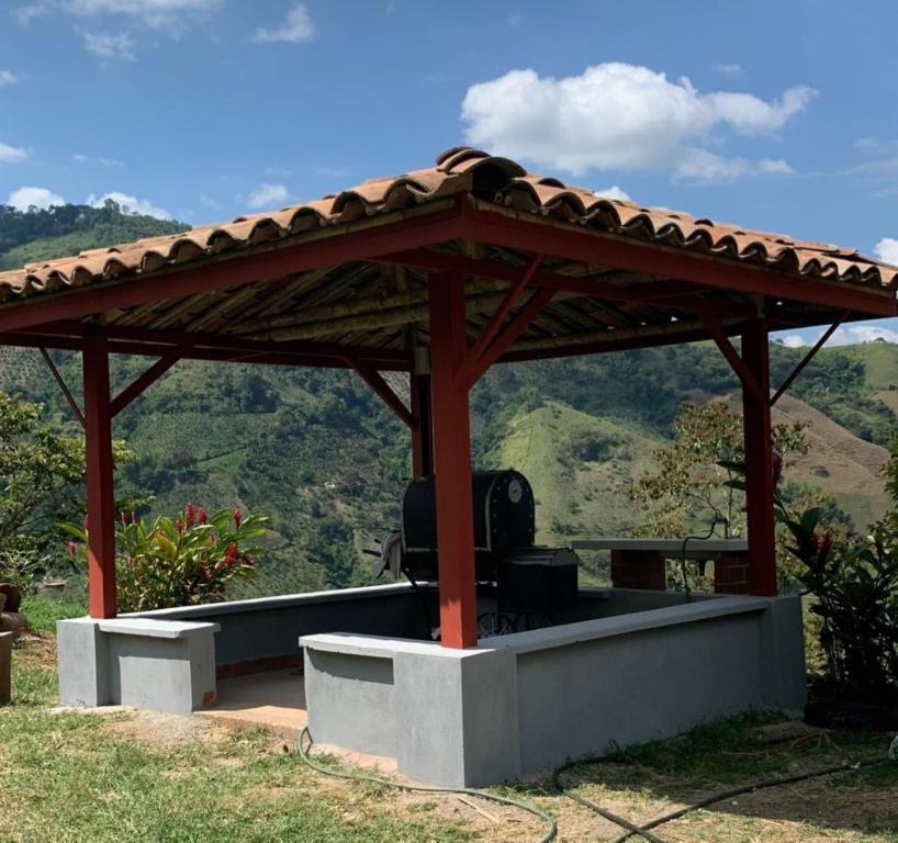 einen Holzpavillon mit Bergblick in der Unterkunft Finca La Macarena by Welttisch in Génova