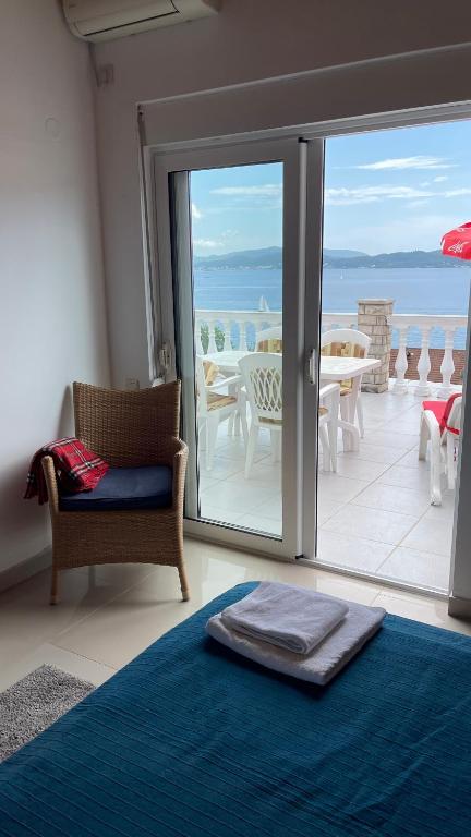 Postel nebo postele na pokoji v ubytování Family House with pool & sea view