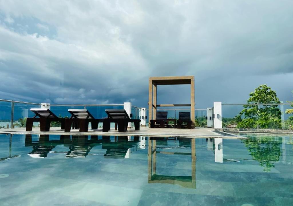 Bazén v ubytování Emerald Bay Resort Mirissa nebo v jeho okolí