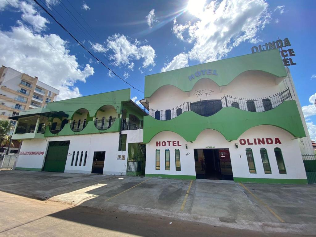 a hotel with a green and white building at Hotel Vizon 3 Olinda in Vilhena