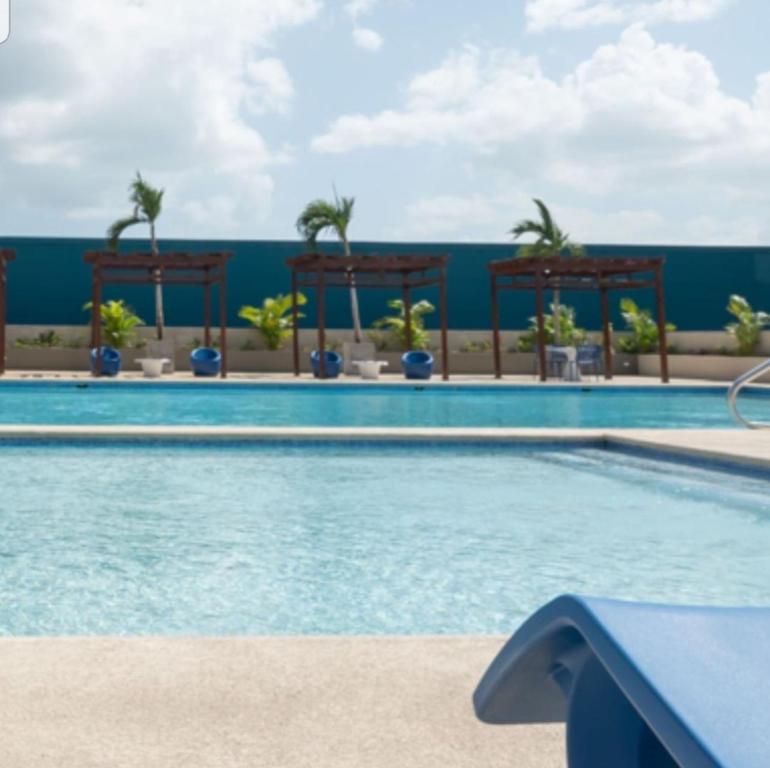 una piscina en un complejo con palmeras en Roomstay Pty en Panamá