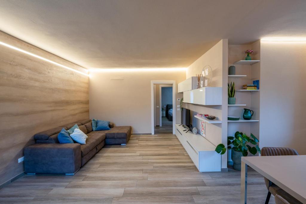 uma sala de estar com um sofá e uma mesa em Nuovo appartamento a Salò em Salò