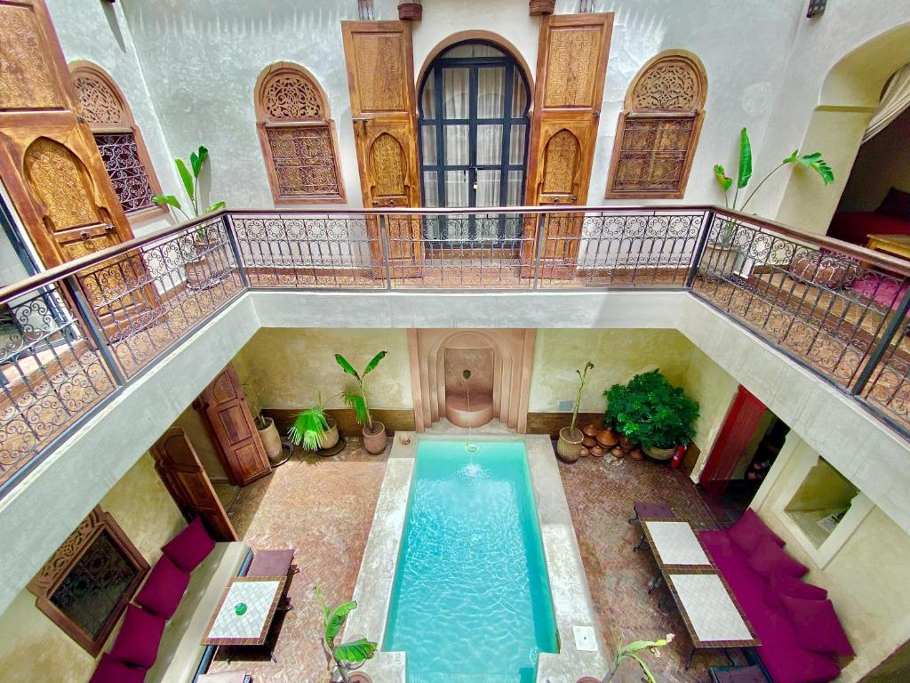 een uitzicht over een zwembad in een gebouw bij Riad Prada in Marrakesh