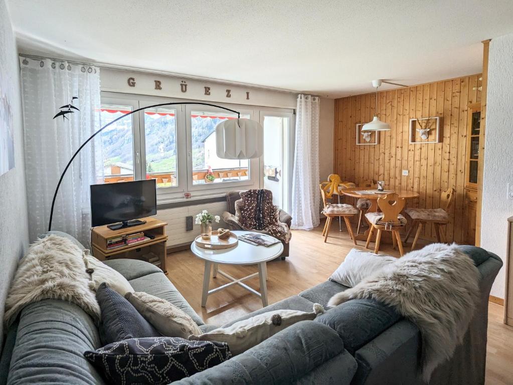 sala de estar con sofá y mesa en Apartmenthaus Majesta, en Leukerbad