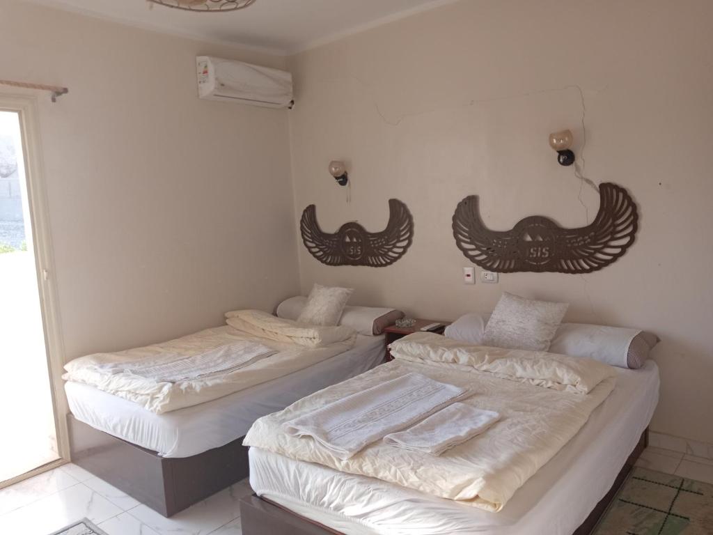 Postel nebo postele na pokoji v ubytování Grensha Pyramids inn