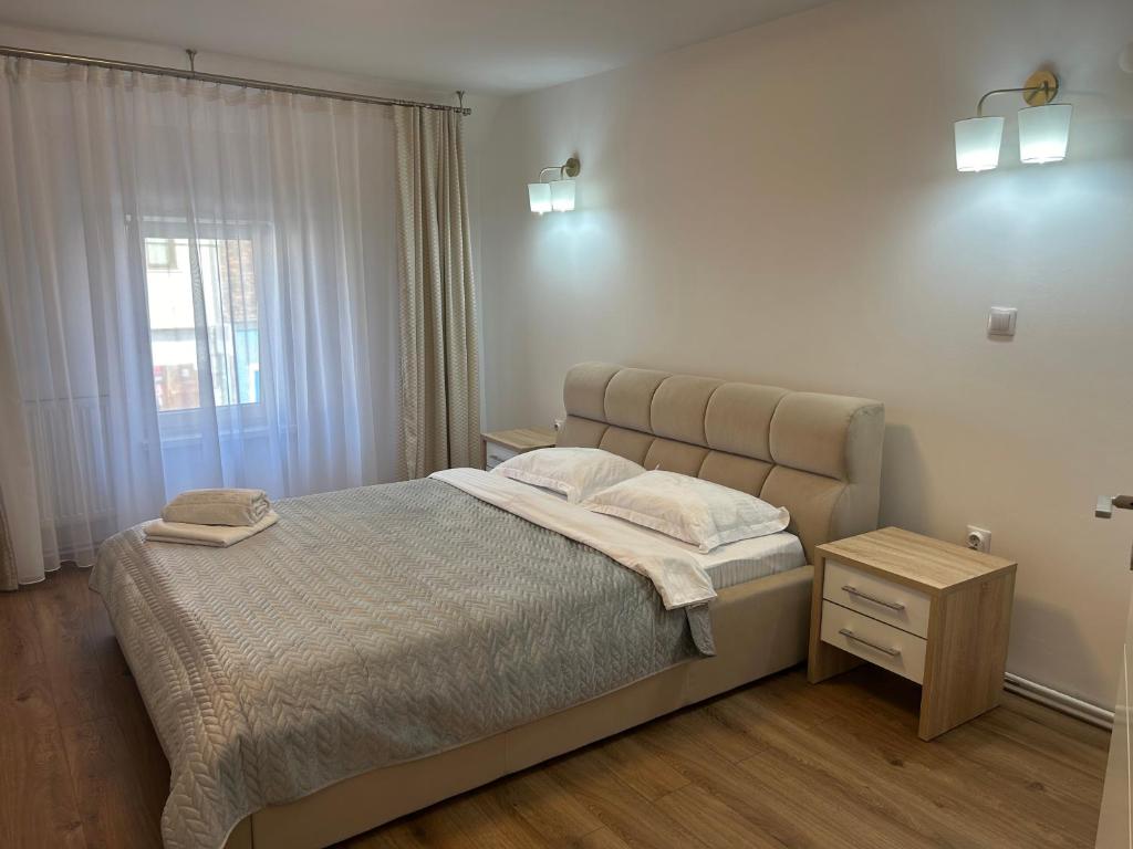 una camera con un grande letto e una finestra di Cluj Home due a Cluj-Napoca