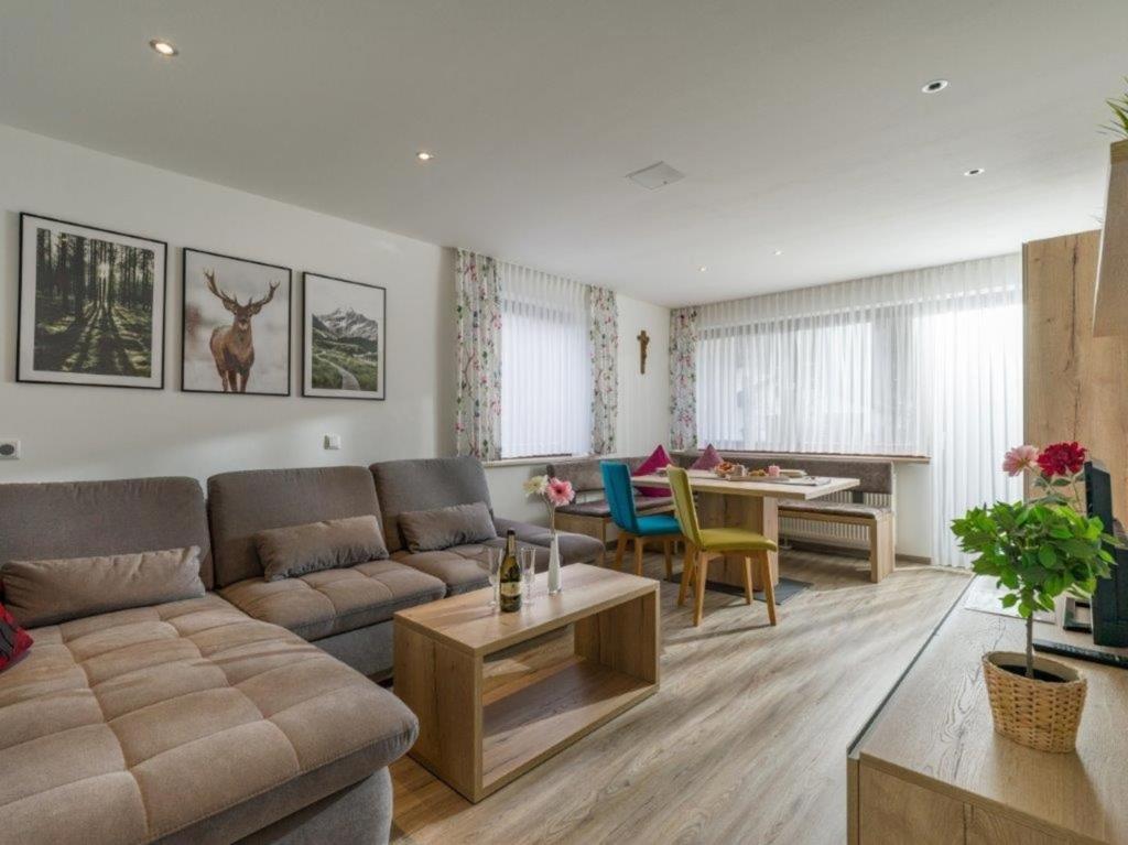 sala de estar con sofá y mesa en Chiemgau Comfort C3 Ferienwohnanlage Oberaudorf mit Hallenbad und Sauna, en Oberaudorf