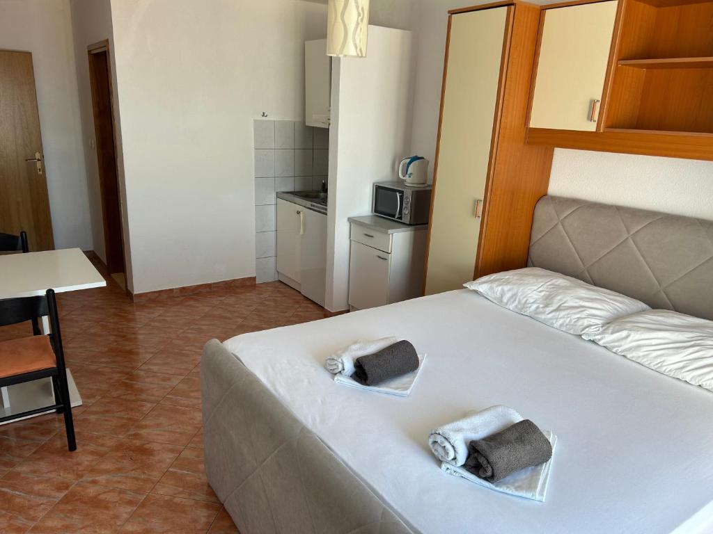 Postel nebo postele na pokoji v ubytování Apartmani Jukanovic