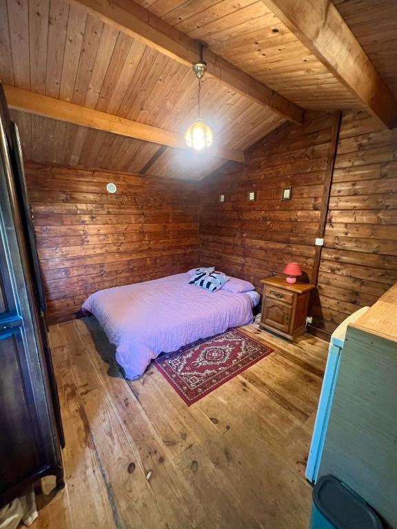 Postel nebo postele na pokoji v ubytování Cabane dans les bois