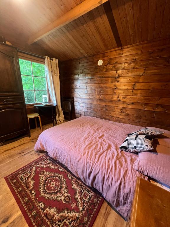 Postel nebo postele na pokoji v ubytování Cabane dans les bois