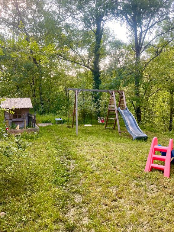 Herní místnost nebo prostor pro děti v ubytování Cabane dans les bois