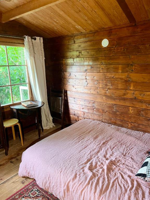 Postel nebo postele na pokoji v ubytování Cabane dans les bois
