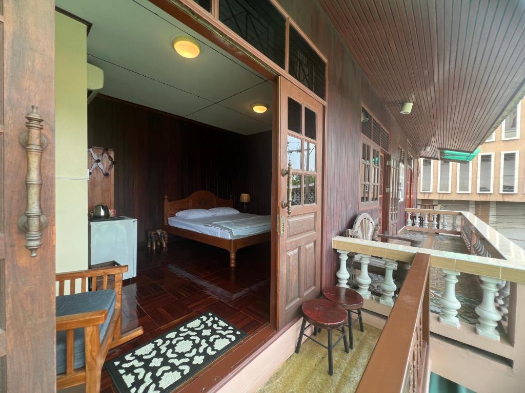 a small room with a sink and a bedroom at Ban Heng in Phra Nakhon Si Ayutthaya