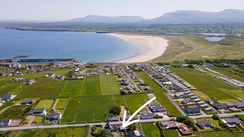マラモアにあるArd Na Mara, Mullaghmore, Sligoの海辺の公園の空中風景