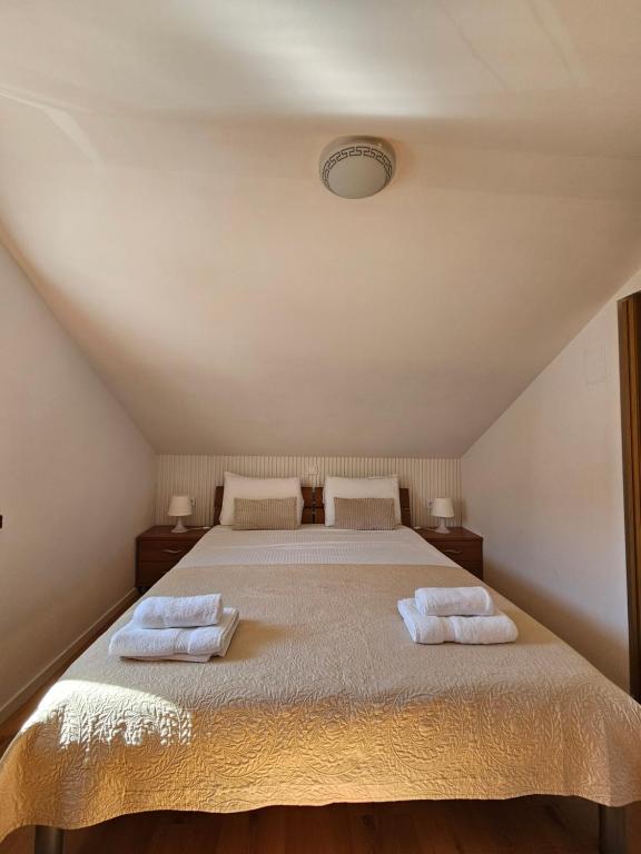 Posteľ alebo postele v izbe v ubytovaní Lovely attic apartman-Melani