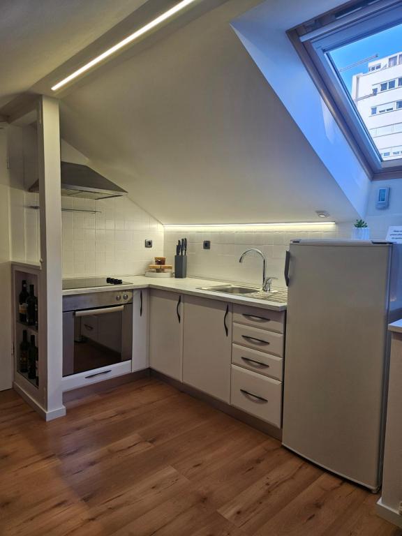 Kuchyňa alebo kuchynka v ubytovaní Lovely attic apartman-Melani