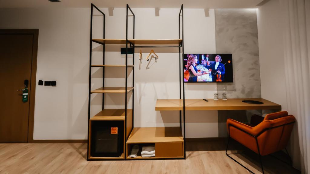 TV a/nebo společenská místnost v ubytování BAZ'HUR Boutique Hotel