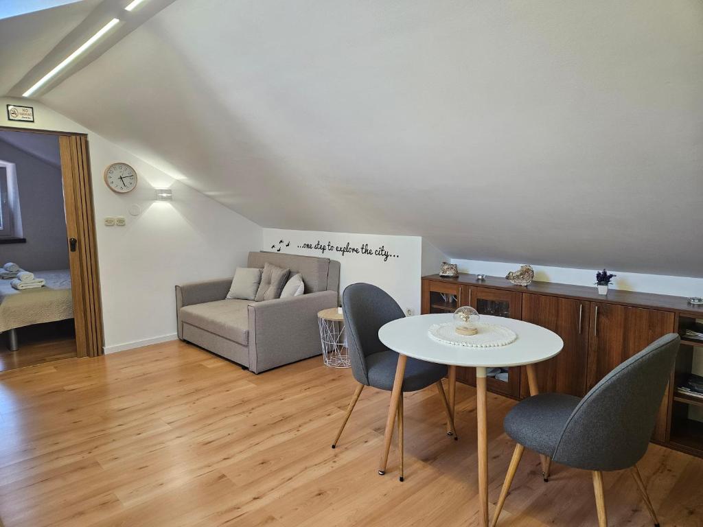 Posedenie v ubytovaní Lovely attic apartman-Melani