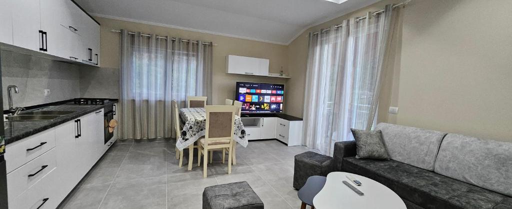 Kuchyň nebo kuchyňský kout v ubytování koman_lakeview_apartments