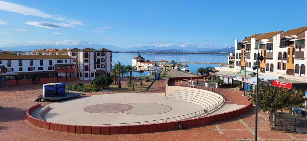 un terrain de basket dans une ville avec un plan d'eau dans l'établissement face au lac marin, au Barcarès