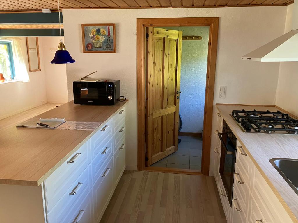 Kuchyň nebo kuchyňský kout v ubytování Mor’s hus Læsø