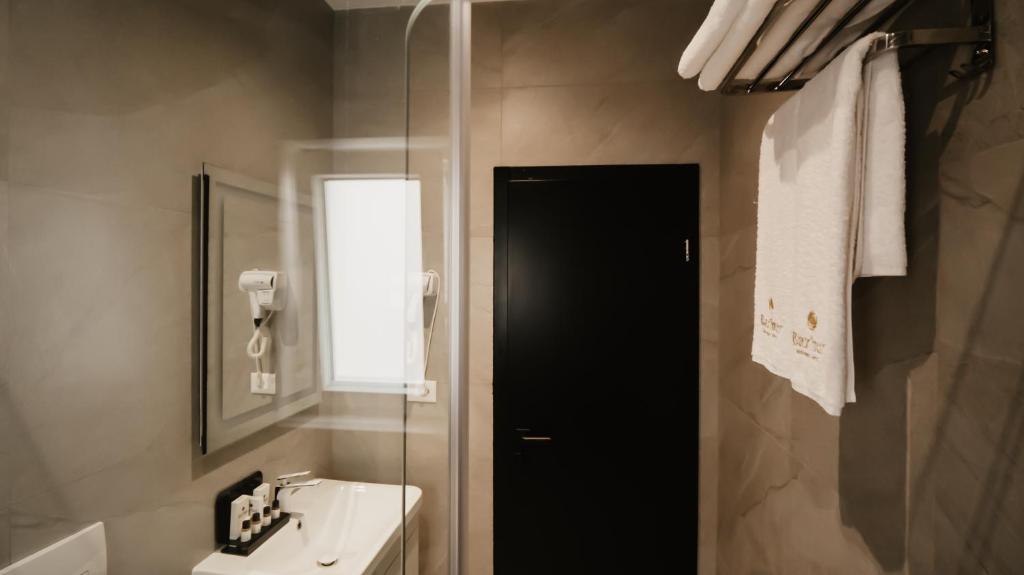 Koupelna v ubytování BAZ'HUR Boutique Hotel