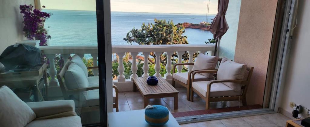 サン・ラファエルにあるPetit Paradis sur la Merの海の景色を望むバルコニー付きの客室です。
