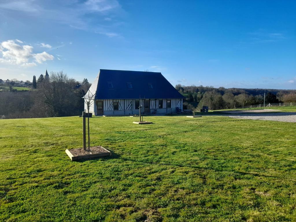 une maison avec un toit bleu dans un champ dans l'établissement Gîte de la giroterie, maison à la campagne au calme, vue sur la vallée, 