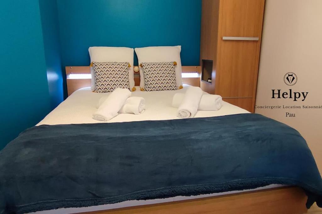 - un lit avec des draps et des oreillers blancs dans l'établissement Coeur de Ville-Idéal Long Séjour-Bureau-Fibre, à Pau