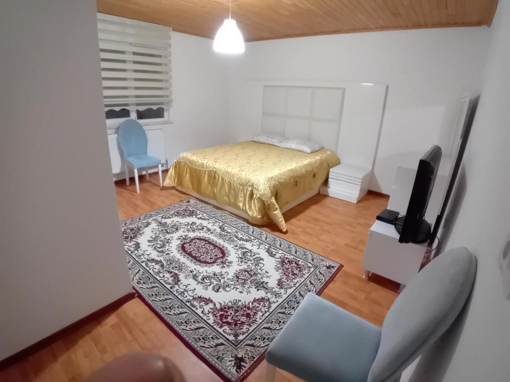 Postel nebo postele na pokoji v ubytování Sevgi Konağı